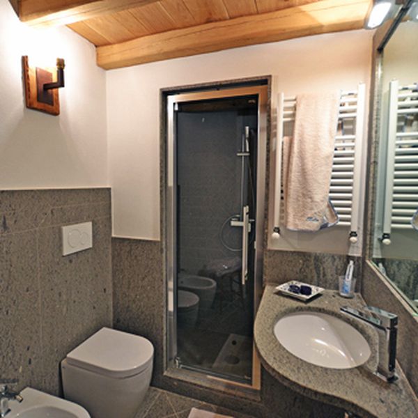 Gruppo Ceramico Cantoia, Novara - LA MARMERIA CANTOIA: 60 ANNI DI ESPERIENZA E NUOVE TECNOLOGIE ALLA BASE DI UN'ALTISSIMA QUALITA'.: RIVESTIMENTI E TOP BAGNO